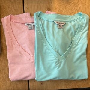 Set of 2 Tommy Bahama Pink and Light Turquoise Buen Geeen V-Neck Tees Medium